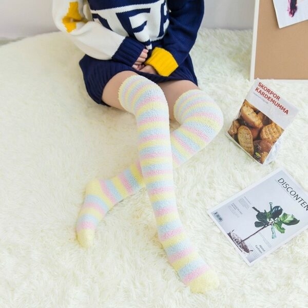 Fuzzy Striped Overknee Socken 3