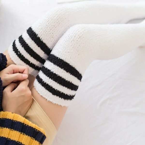 Fuzzy Striped Overknee Socken 5