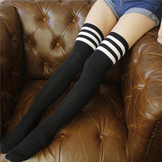 Hohe Socken mit Kawaii-Streifen