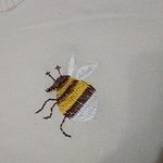 작은 꿀벌 자수 스웨터