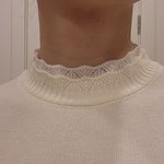 Sweter z haftem w kształcie małej pszczółki