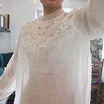 Элегантная кружевная блузка с воротником-стойкой