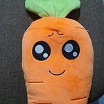 Pluszowa zabawka z kreskówkową marchewką i uśmiechem