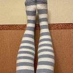 Lindas meias japonesas Mori Girl na altura da coxa