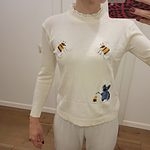 Pullover mit kleiner Biene-Stickerei