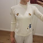 Sweter z haftem w kształcie małej pszczółki