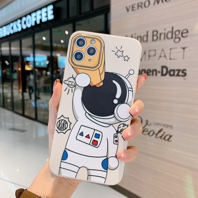 Capa para iPhone com estampa de astronauta engraçada