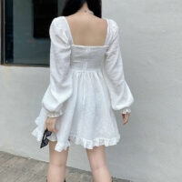 فستان أبيض قصير بأكمام منتفخة عتيقة فستان ميني كاواي