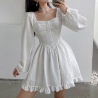 فستان أبيض قصير بأكمام منتفخة عتيقة فستان ميني كاواي