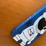 Capa para iPhone com estampa de astronauta engraçada