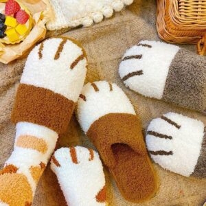 かわいい猫の足の暖かい毛皮のスリッパ