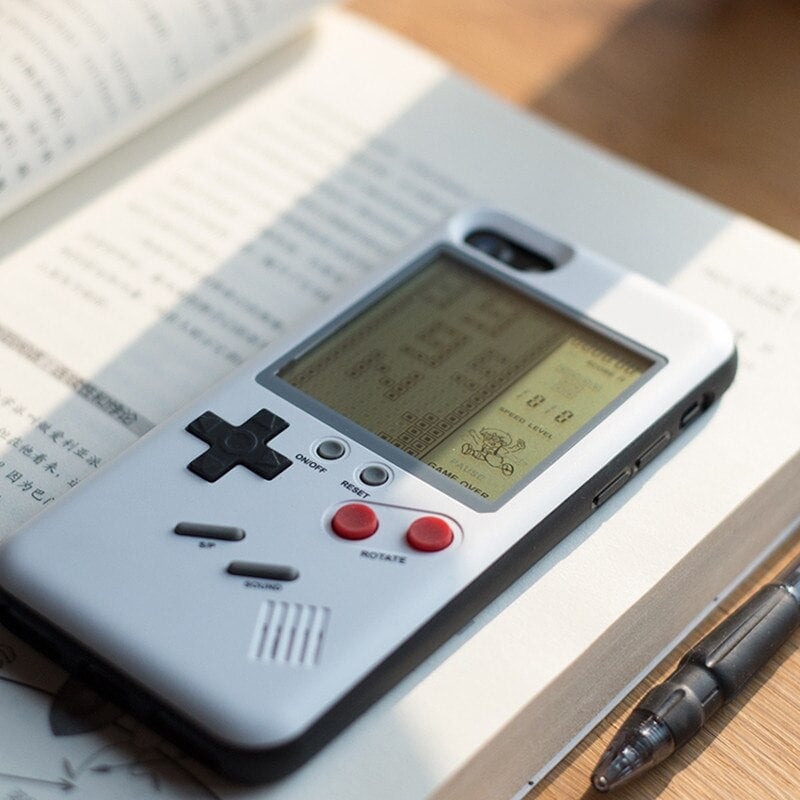 Coque iPhone for Sale avec l'œuvre « Gameboy » de l'artiste