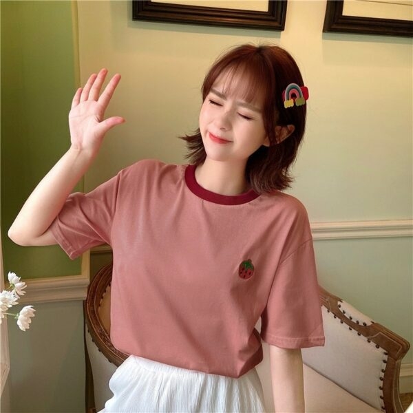 Linda camiseta solta bordada com morango rosa Kawaii bordado