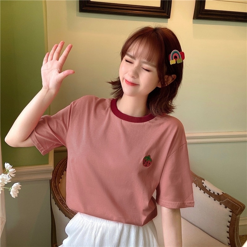  Camiseta soltinha bordada morango rosa