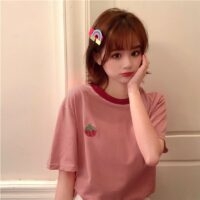 Linda camiseta solta bordada com morango rosa Kawaii bordado