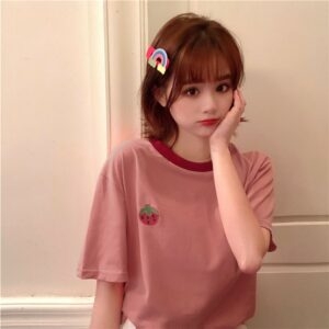 Linda camiseta solta bordada com morango rosa bordada kawaii