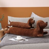 Simpatico cuscino a strisce con abbraccio di cane bassotto Cane bassotto kawaii