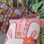 Eine Tasche mit japanischen Kawaii-Hasenpuppen