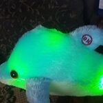 Urocza pluszowa zabawka ze świecącym delfinem