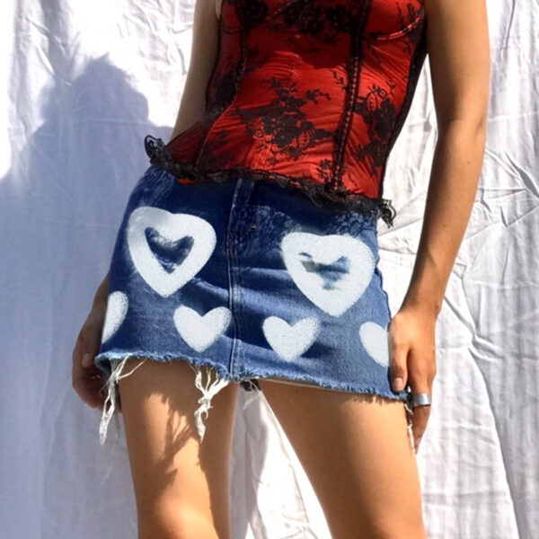 Postrzępiona dżinsowa spódnica z wysokim stanem i nadrukiem serca Spódnica dżinsowa kawaii