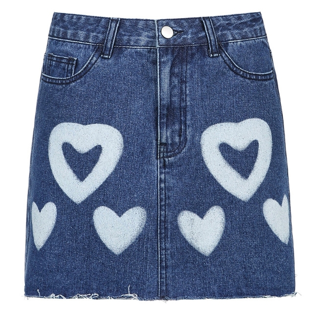 Рваная джинсовая юбка с завышенной талией и принтом в виде сердечек