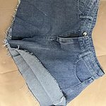 Pantaloncini di jeans con nappe larghe a vita alta
