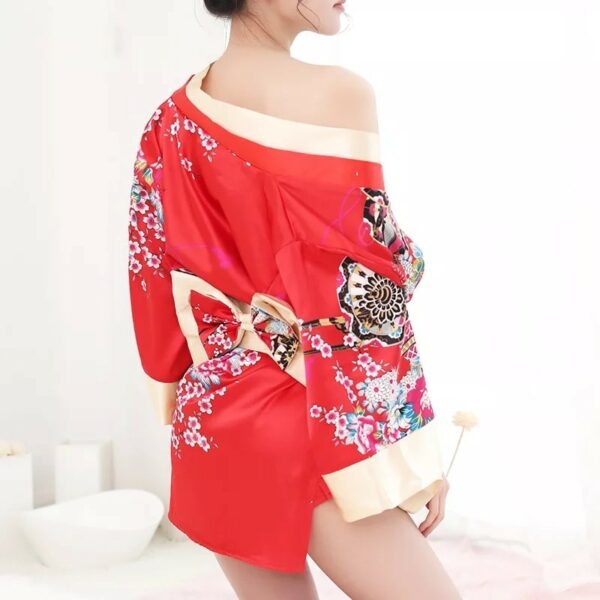 Roter japanischer niedlicher weiblicher Kimono mit Blumenmuster 2