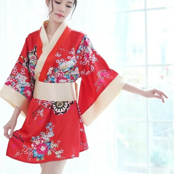 Roter japanischer niedlicher weiblicher Kimono mit Blumenmuster 3
