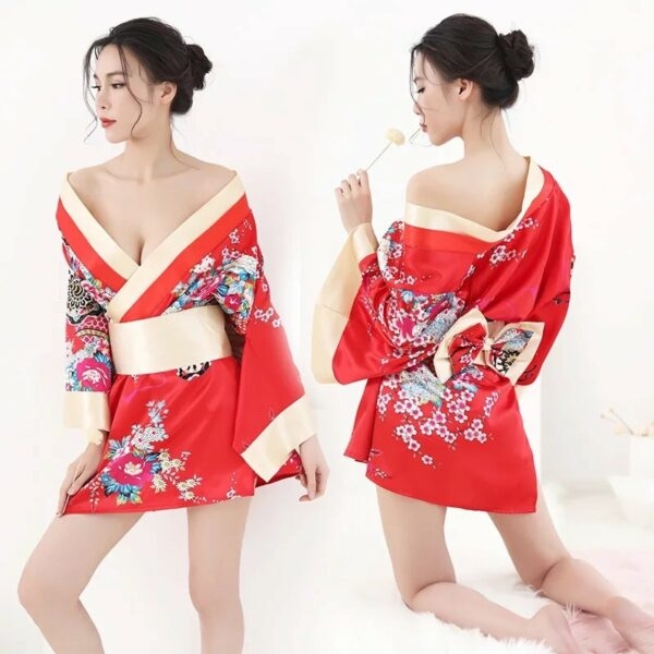 Roter japanischer niedlicher weiblicher Kimono mit Blumenmuster 1