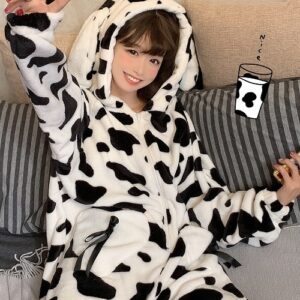 Lindo pijama de terciopelo coral con estampado de vaca vaca kawaii