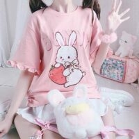 Różowy T-shirt z falbaną i truskawkowym królikiem króliczek kawaii