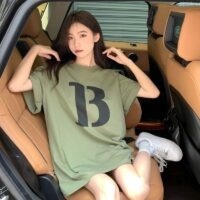 Kawaii zacht meisje belettering B T-shirt Belettering kawaii