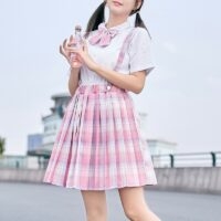 日本の女子高生サスペンダースカートコスプレかわいい