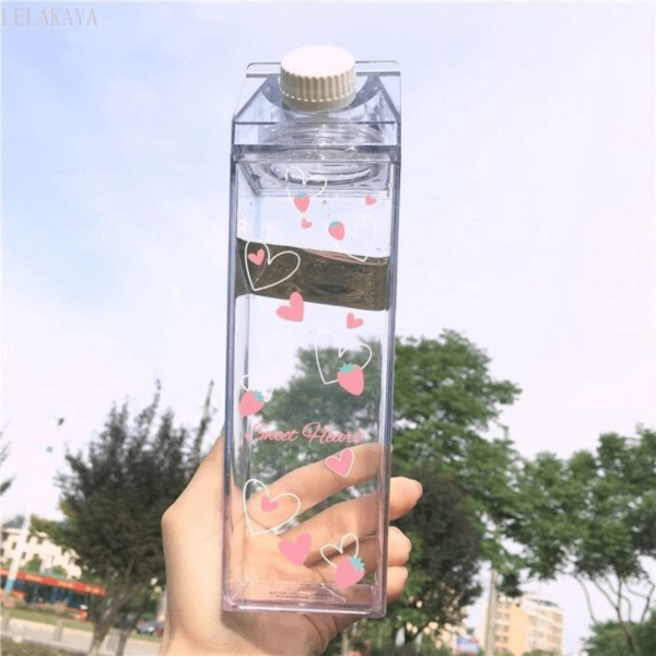 Bottiglia d'acqua con cuori Kawaii e fragole Kawaii creativo