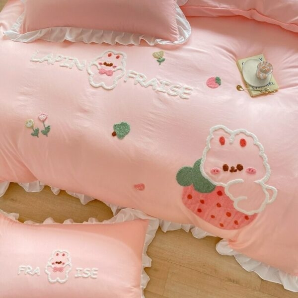 Niedliches Cartoon-Erdbeer-Kaninchen-Stickerei-Bettbezug-Set Bettwäsche-Set kawaii
