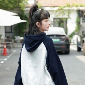 Zachte hoodie in meisjesstijl met contrasterende stiksels herfst kawaii