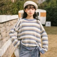 Maglione a righe di colore a contrasto stile corto allentato per ragazze alla moda autunno kawaii