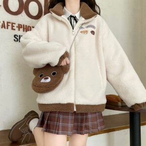 Japanischer, farblich passender Mantel im Mori-Girl-Stil mit Bären-Umhängetasche, passend zu Kawaii