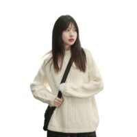 Biały sweter w stylu retro z półgolfem Kawaii z półgolfem