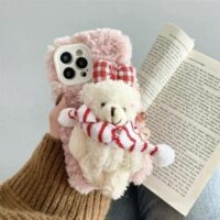 Capa Fuzzy para iPhone com lenço fofo e urso urso kawaii