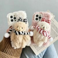 Capa Fuzzy para iPhone com lenço fofo e urso urso kawaii
