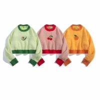 Japoński krótki sweterek z haftem w owoce w kontrastowym kolorze w stylu retro kontrastowy kolor kawaii