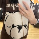 Suéter de cuello redondo de oso de dibujos animados japoneses con bolso satchel de oso