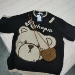 곰 사첼 가방이 있는 일본 만화 곰 라운드 넥 스웨터