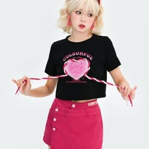 Schwarzes T-Shirt mit süßem und würzigem rosa Herz-Print. Schwarzes Kawaii
