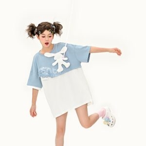 Camiseta de dos piezas falsa con conejito tridimensional en contraste de color lindo kawaii azul