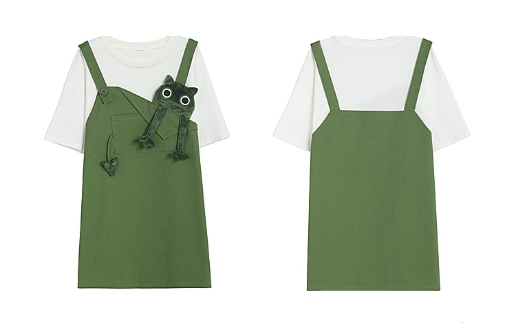 Симпатичный забавный зеленый котенок в поддельных двух футболках 5