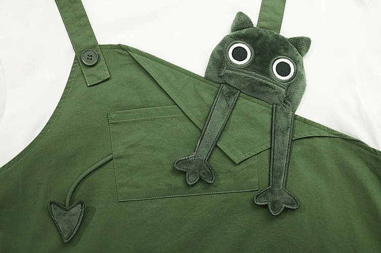 Милый забавный зеленый котенок в поддельных двух футболках 3