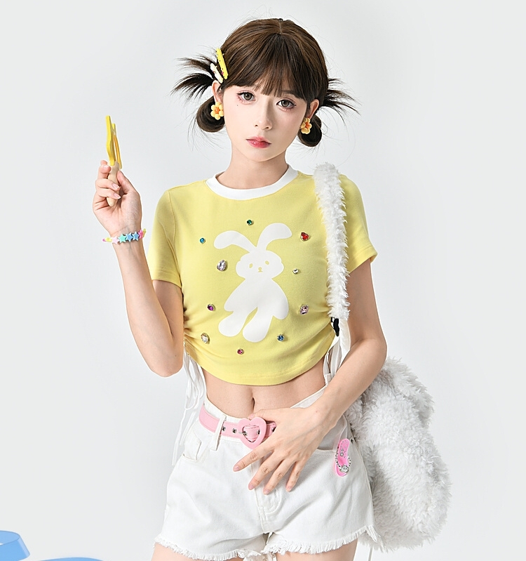 T-shirt cortada do coelho amarelo dos desenhos animados de Kawaii