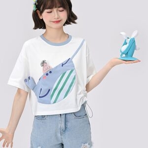 Linda camiseta com costura contrastante de cor de baleia azul